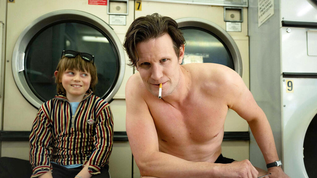 השחקנים מאט סמית' ו רפאל מאת'ה מתוך הסדרה מותו של באני מונרו פנאי