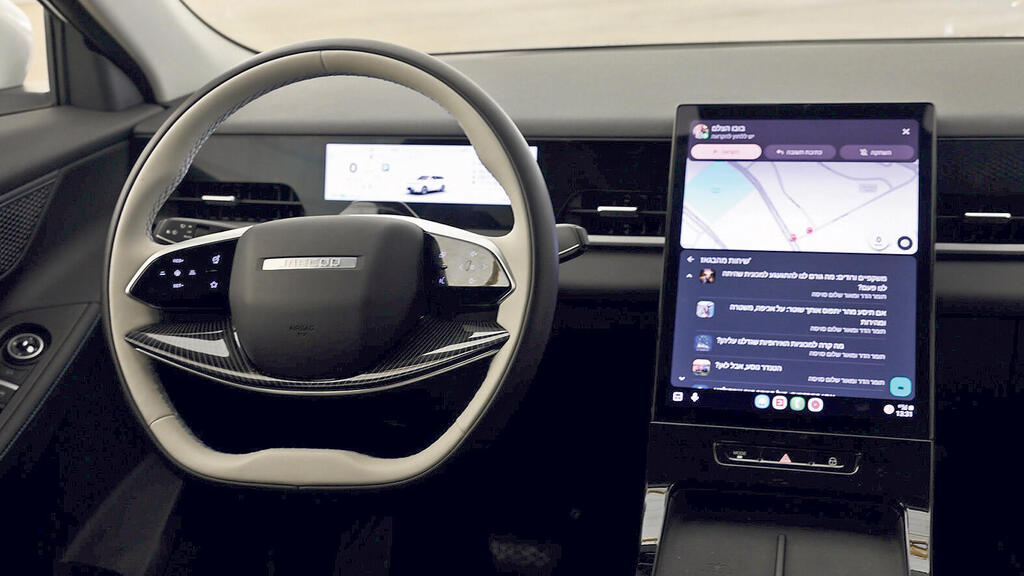 תא הנוסעים מרווח מאוד, המושבים נוחים ומול הנהג יש צג מידע גדול ומפורט (צילום: עוז מועלם) רכב ג'אקו 5 פנים