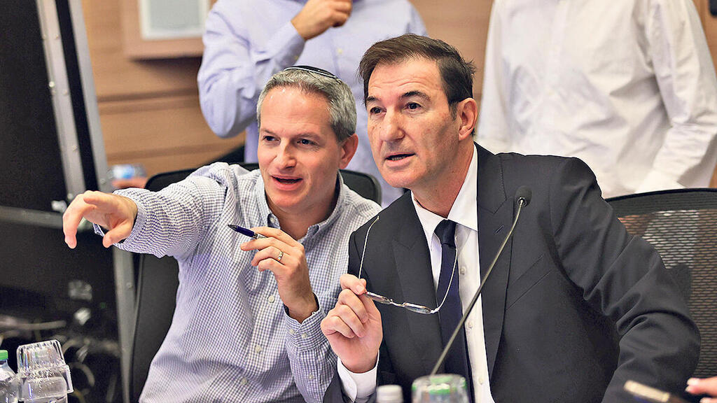 בועז ביסמוט (מימין) בדיון היום (צילוחם: אלכס קולומויסקי) ועדת החוץ והביטחון בועז ביסמוט