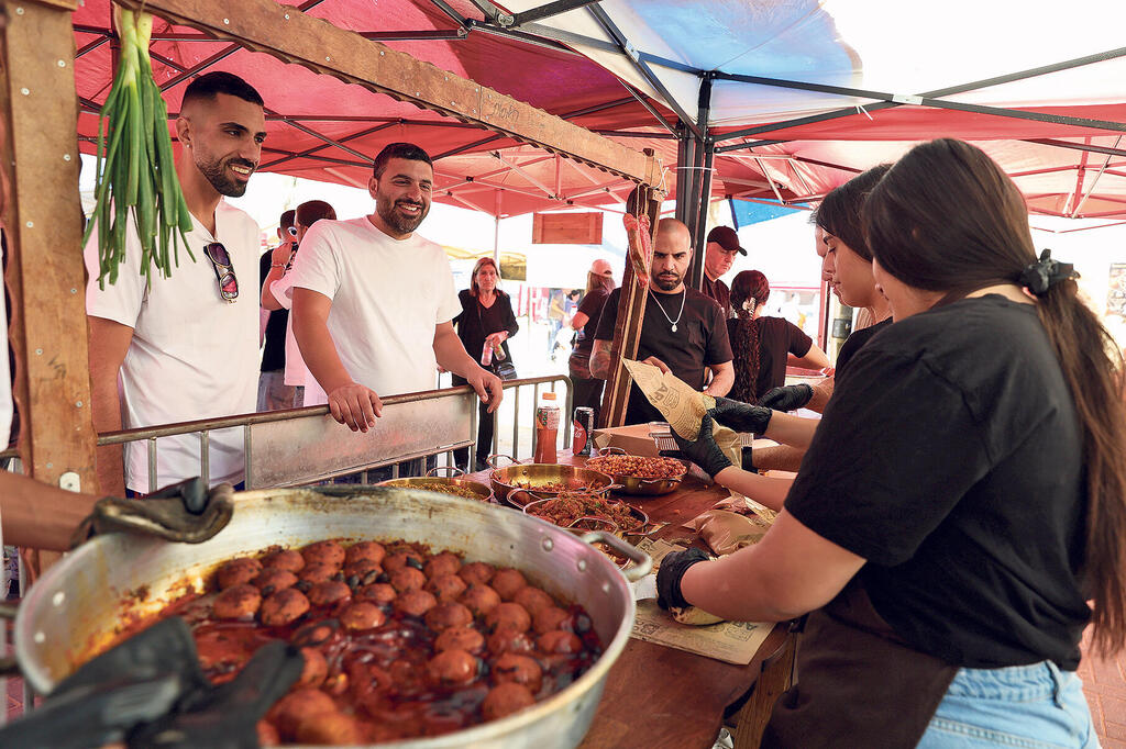 שוק האוכל בנתיבות (צילום: אוראל כהן) פנאי שוק אוכל נתיבות סיר קציצות דגים בדוכן של יא ווארדי
