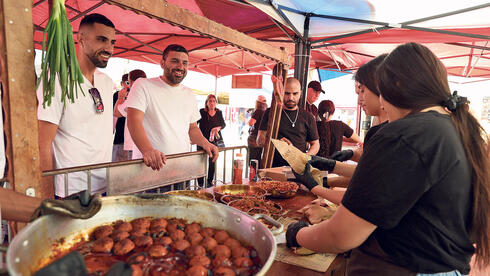 שוק האוכל בנתיבות: להשתטח על פרנה עם קציצות דגים ולמות
