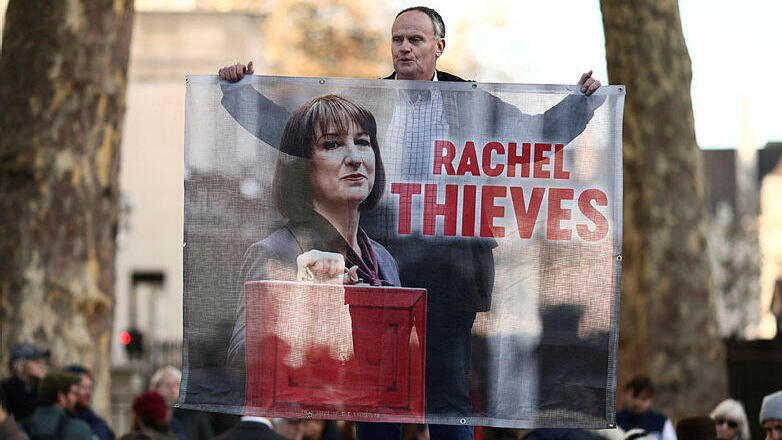 מפגין מול הפרלמנט הבריטי ב לונדון בריטניה לפני נאומה של שרת האוצר רייצ'ל ריבס שהציגה את התקציב 26.11.25