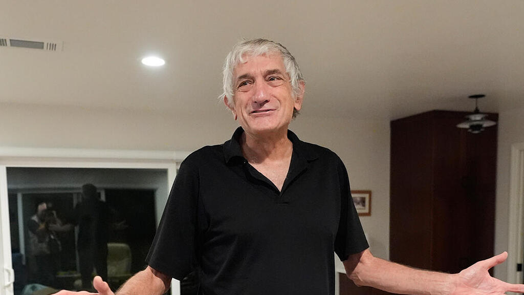 חתן פרס נובל לפיזיקה ג'ון מרטיניס בסלון ביתו לאחר ההודעה על הזכייה