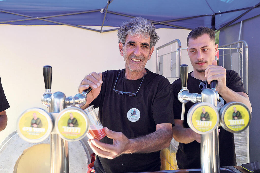 עזרא נגר והבירה שהוא מייצר לזכר בנו תומר. נסו את הבהירה הנפלאה
(צילום: אוראל כהן) פנאי שוק אוכל נתיבות עזרא נגר וה בירה שהוא מייצר לזכר בנו תומר