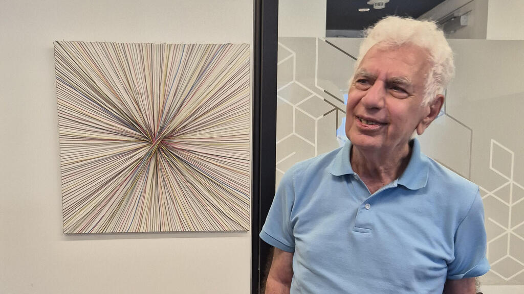 חורש במשרדי יוניון מוטורס בתל אביב, על רקע עבודה שיצר. "כל המשרד הוא אמנות שג'ורג' פיזר"