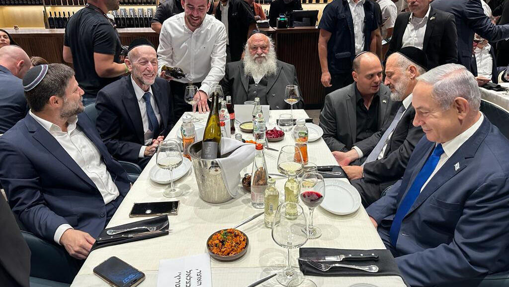 נתניהו עם אריה דרעי, יצחק גולדקנופף, אורי מקלב ובצלאל סמוטריץ' בגיבוש של הקואליציה בספטמבר 2023 . שלושה כוחות מניעים את הלחץ לחוק השתמטות