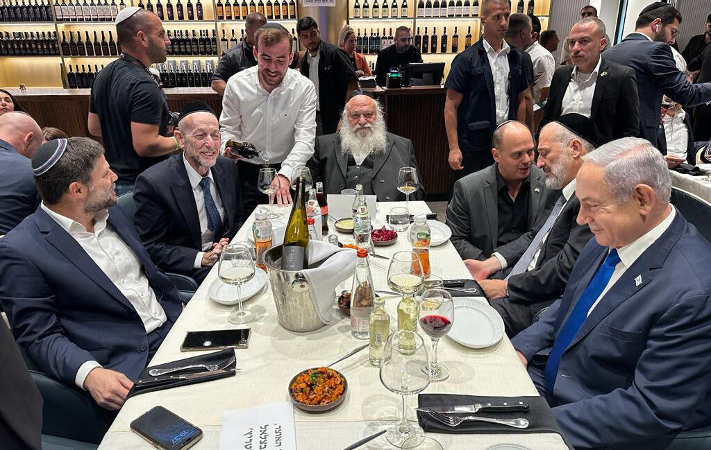 נתניהו עם אריה דרעי, יצחק גולדקנופף, אורי מקלב ובצלאל סמוטריץ' בגיבוש של הקואליציה בספטמבר 2023 . שלושה כוחות מניעים את הלחץ לחוק השתמטות