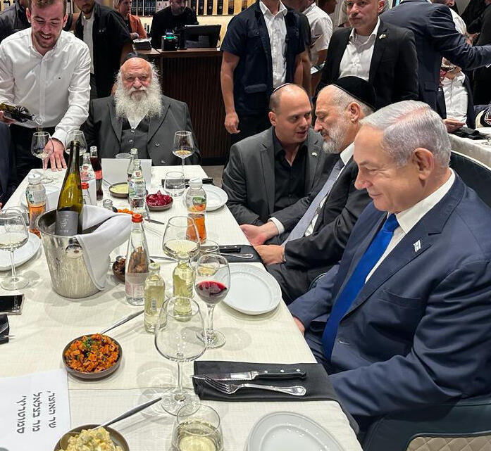 נתניהו עם אריה דרעי, יצחק גולדקנופף, אורי מקלב ובצלאל סמוטריץ' בגיבוש של הקואליציה בספטמבר 2023 . שלושה כוחות מניעים את הלחץ לחוק השתמטות