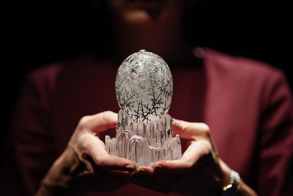 צילום: HENRY NICHOLLS / AFP ביצת החורף ביצת פברז'ה נמכרה ב-20.2 מיליון דולר במכירה פומבית בכריסטי'ס