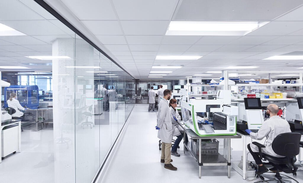 מעבדות טמפוס בשיקגו. "אני זוכר מקרה של חולה שכבר היה בטיפול נמרץ לפני הוספיס. הריצוף הגנטי שלנו העניק לו עוד 15 חודשי חיים" (צילום: באדיבות Tempus) מעבדות טמפוס בשיקגו. "אני זוכר מקרה של חולה שכבר היה בטיפול נמרץ לפני הוספיס. הריצוף הגנטי שלנו העניק לו עוד 15 חודשי חיים"