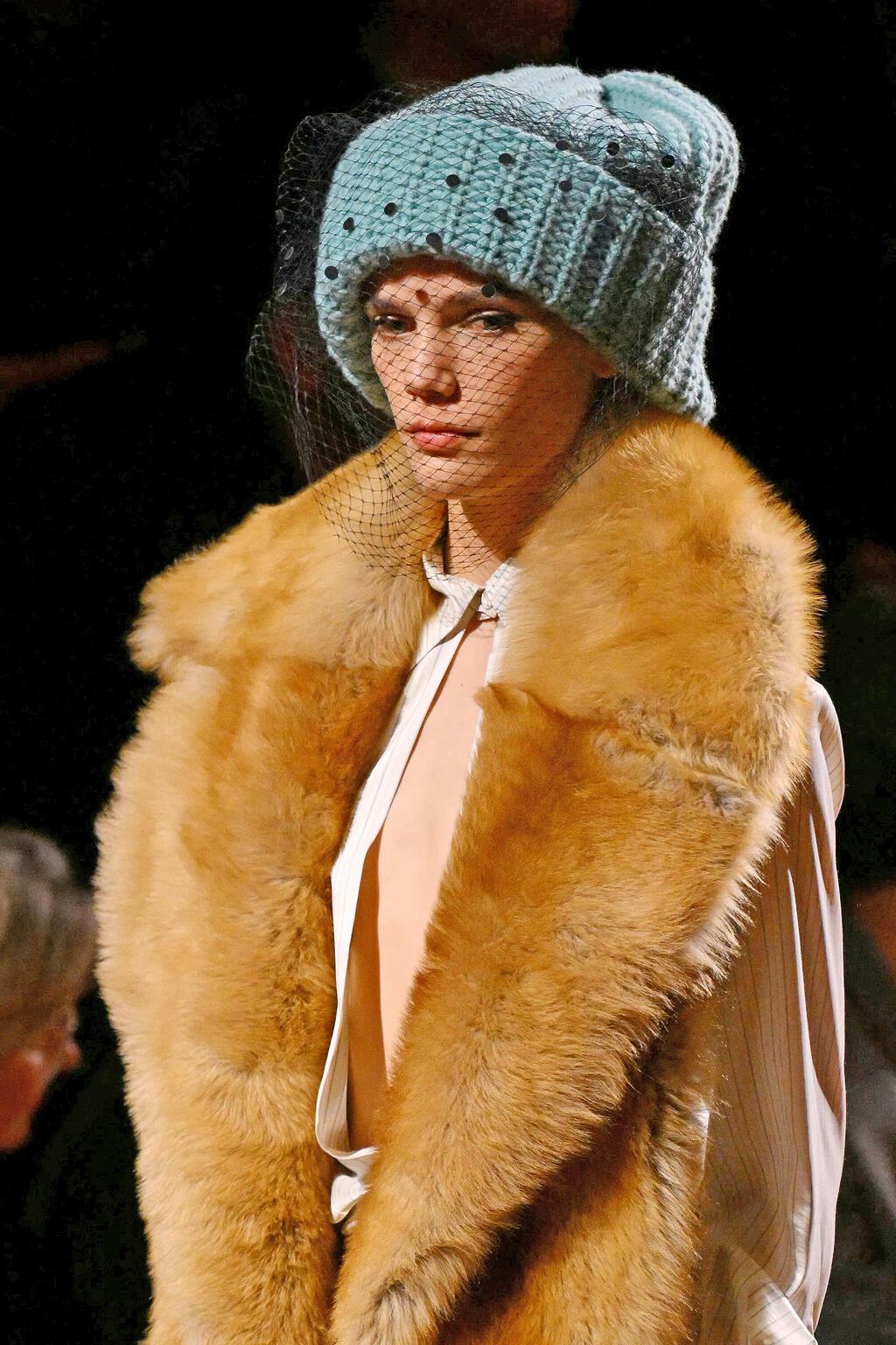 צעיף פרווה בתצוגה של פנדי לחורף הנוכחי (צילום: Andreas SOLARO/AFP) צעיף פרווה בתצוגה של פנדי פנאי