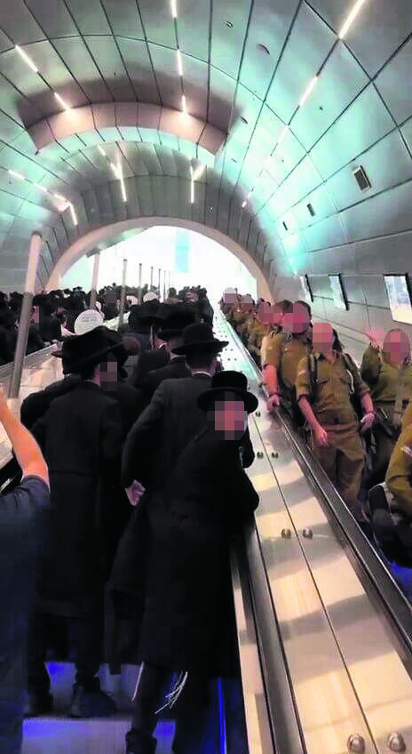 תחנת הרכבת בירושלים ביום של עוד הפגנה נגד הגיוס, בסוף אוקטובר. כשצעירים חרדים יתגייסו, הפוליטיקאים החרדים יאבדו שליטה