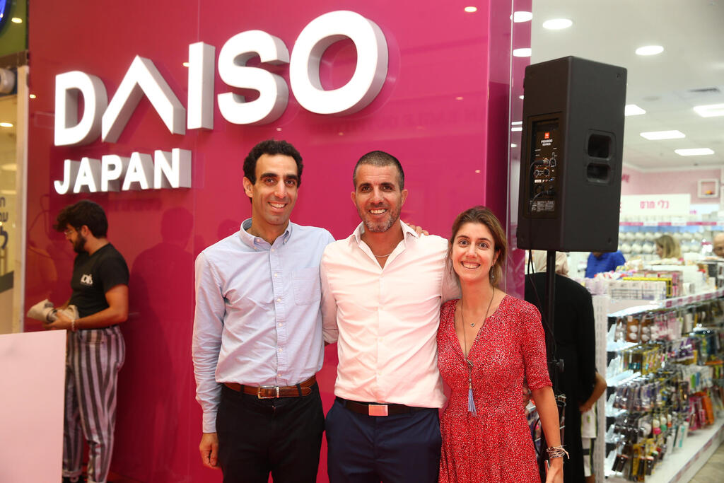 הילדים רוקסן )מימין( ואנדרו )משמאל( עם עוזיה בניטה מ־ .H&M "אם רוקסן רוצה להיות אמנית ואנדרו כוכב קולנוע, זה בסדר. בכל