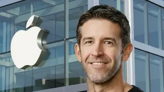 שחיין מקצועי, צעיר ואחראי על האייפודס: הכירו את היורש הכמעט ודאי של טים קוק