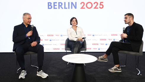 ועידת כלכליסט בברלין - מניעים את העתיד: מוביליטי בעידן של דיסראפשן - מימין ירדן רוזנסקי חמדת שגיא מנהלת האב החדשנות של פולקסווגן בתל אביב ו ד"ר ניקולאי ארדי מנהל חטיבת החדשנות פולקסווגן ועידת כלכליסט בברלין - מניעים את העתיד: מוביליטי בעידן של דיסראפשן - מימין ירדן רוזנסקי חמדת שגיא מנהלת האב החדשנות של פולקסווגן בתל אביב ו ד"ר ניקולאי ארדי מנהל חטיבת החדשנות פולקסווגן