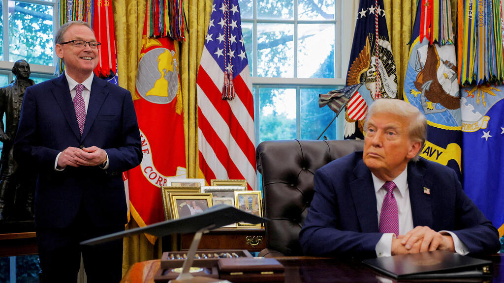 הנשיא דונלד טראמפ ויו"ר מועצת הכלכלה קווין האסט