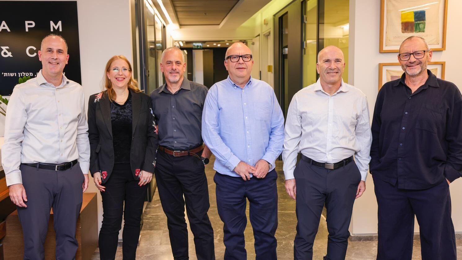 מימין יונתן אלטמן, גד בנט, דורון לוי, אבי אביטל, רחל גוז לביא ויואב עציון