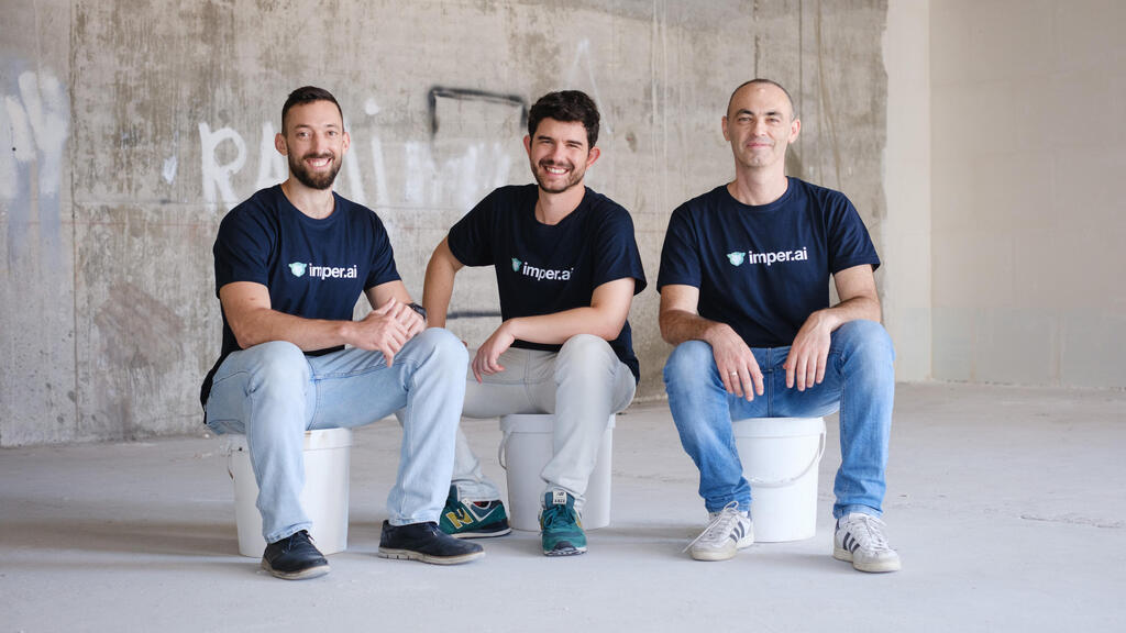 מייסדי imper.ai. משמאל ימין: רום דודקביץ, סמנכ"ל הטכנולוגיה; נעם אוודיש המנכ"ל; אנטולי בליגובסקי, סמנכ"ל המוצר (צילום: עומר פרידמן) מייסדי imper.ai משמאל ימין: רום דודקביץ סמנכ"ל הטכנולוגיה נעם אוודיש מנכ"ל אנטולי בליג'ובסקי סמנכ"ל המוצר