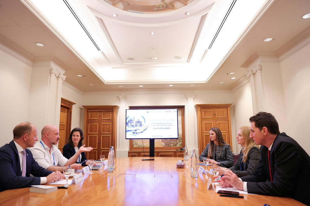 Mind the Tech Berlin HealthTech Roundtable: Maya Eisen Zafrir, Dr. Yoni Goldwasser, Carsten Ovens, Dr. Carina Ruwolt, Yaniv Tessel, Dr. Florentine Kaniess (Orel Cohen) ועידת כלכליסט בברלין - שולחן עגול לאומי - מיה אייזן צפריר ד"ר קרינה רוולט קרסטן אוונס יניב טסל ד"ר יוני גולדווסר ד"ר פלורנטיין קאניס ראש המטה בי"ח Charite