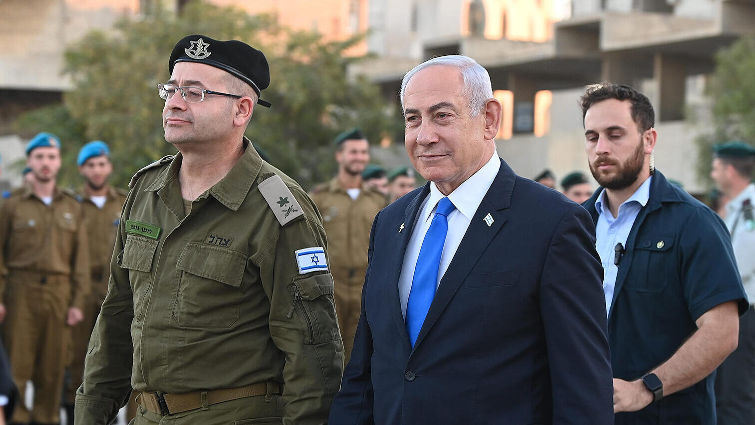 מימין בנימין נתניהו ראש ה ממשלה רומן גופמן ה מזכיר ה צבאי של ראש ה ממשלה