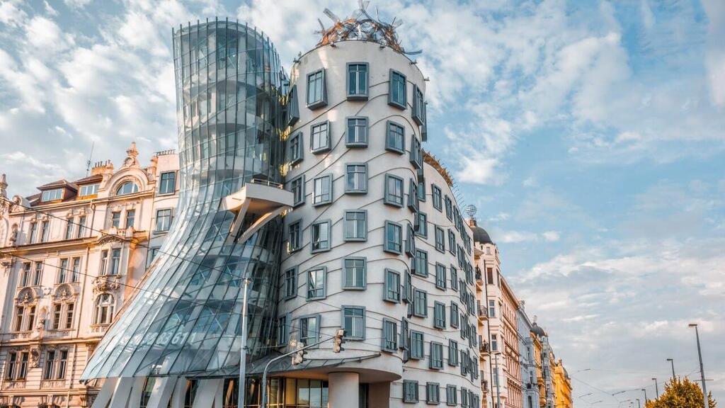 הבניין הרוקד בפראג (צילום: prague.eu) הבניין הרוקד ב פראג בעיצוב פרנק גרי