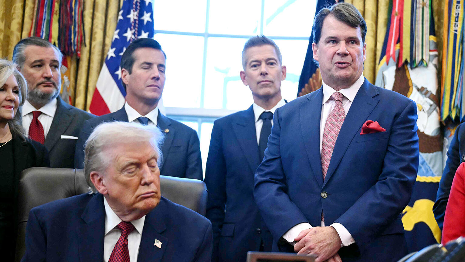 במרכז מנכ"ל פורד ג'ים פארלי הנשיא טראמפ ובכירים נוספים