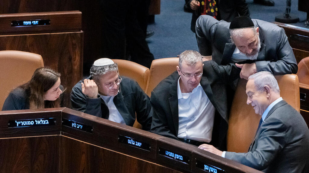 מימין: בנימין נתניהו, אריה דרעי, יריב לוין, איתמר בן גביר ומאי גולן במליאת הכנסת (צילום: שלו שלום) מימין בנימין נתניהו אריה דרעי יריב לוין איתמר בן גביר ו מאי גולן במליאת הכנסת