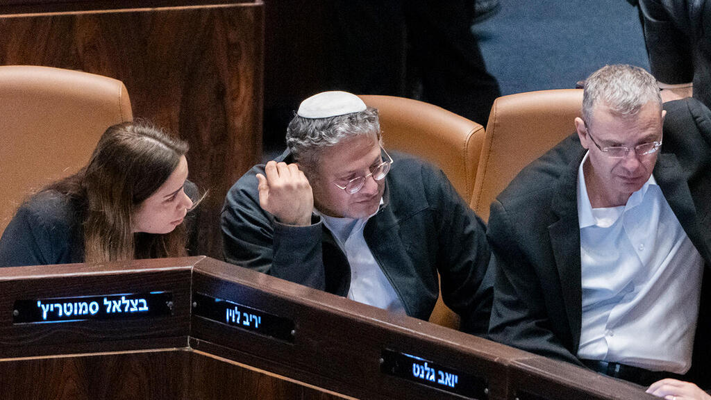 מימין בנימין נתניהו אריה דרעי יריב לוין איתמר בן גביר ו מאי גולן במליאת הכנסת