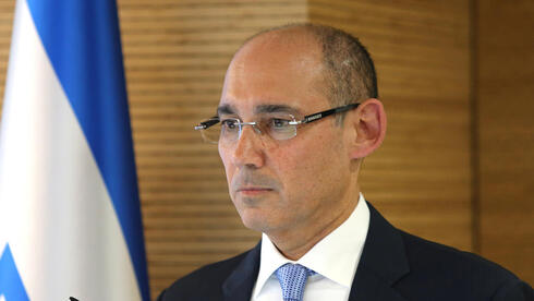 צילום: אלכס קולומויסקי הנגיד מציג: תחזית ורודה - על כרעי תרנגולת