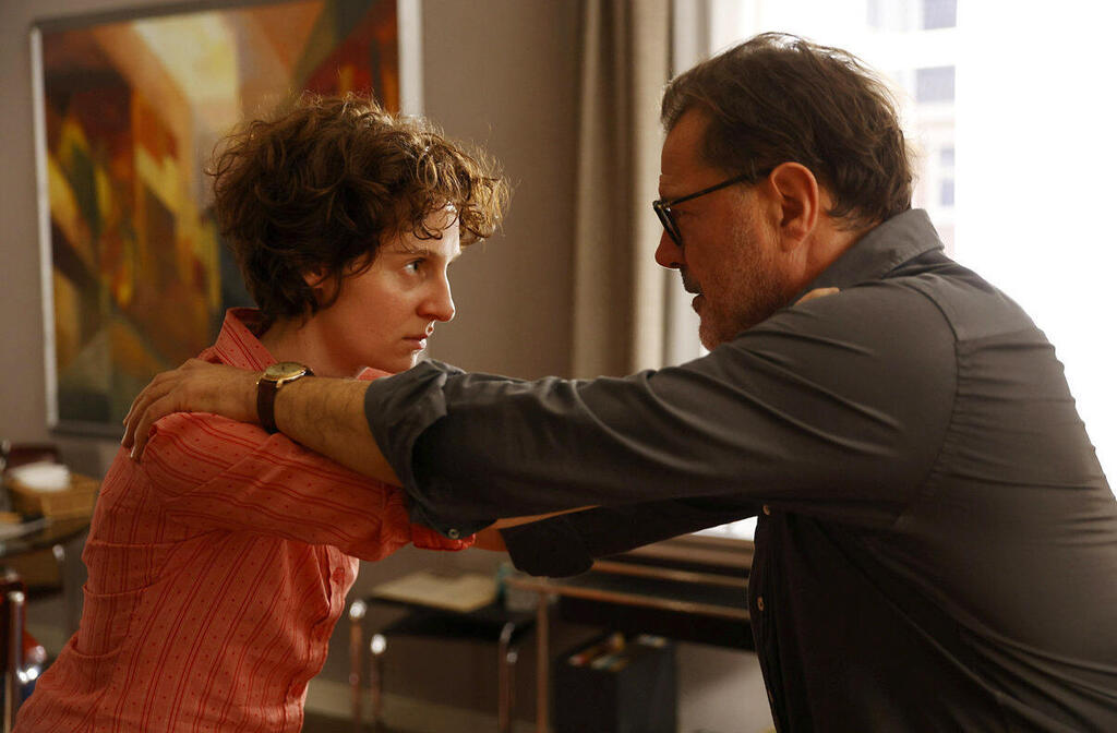 יוליה וינדישבאוור מגלמת את אתי הילסום באתי (צילום: Anne Wilk) פנאי יוליה וינדישבאוור מגלמת את אתי הילסום ב סדרה טלוויזיה אתי