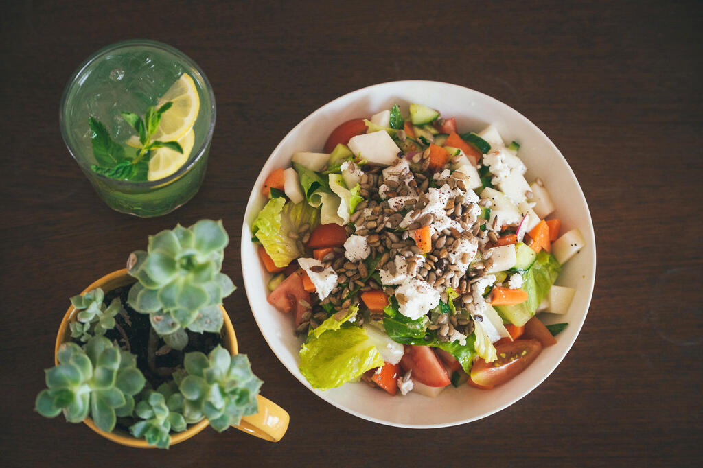 סלט של קפה גינה. הפסגה הקולינרית של הסיור במצפה (צילום: דניאל בר) פנאי קפה גינה סלט