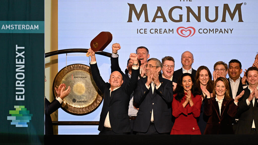 הנפקת מגנום אייס קרים בבורסה באמסטרדם, היום (צילום: בלומברג) הנפקת מגנום אייס קרים בבורסה באמסטרדם , משמאל - המנכ"ל פטר טר קולבה 8.12.25