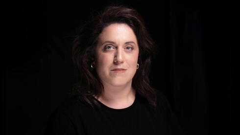 "אני לא מצליחה להיות באושר. משהו בי מיד מדחיק אותו"