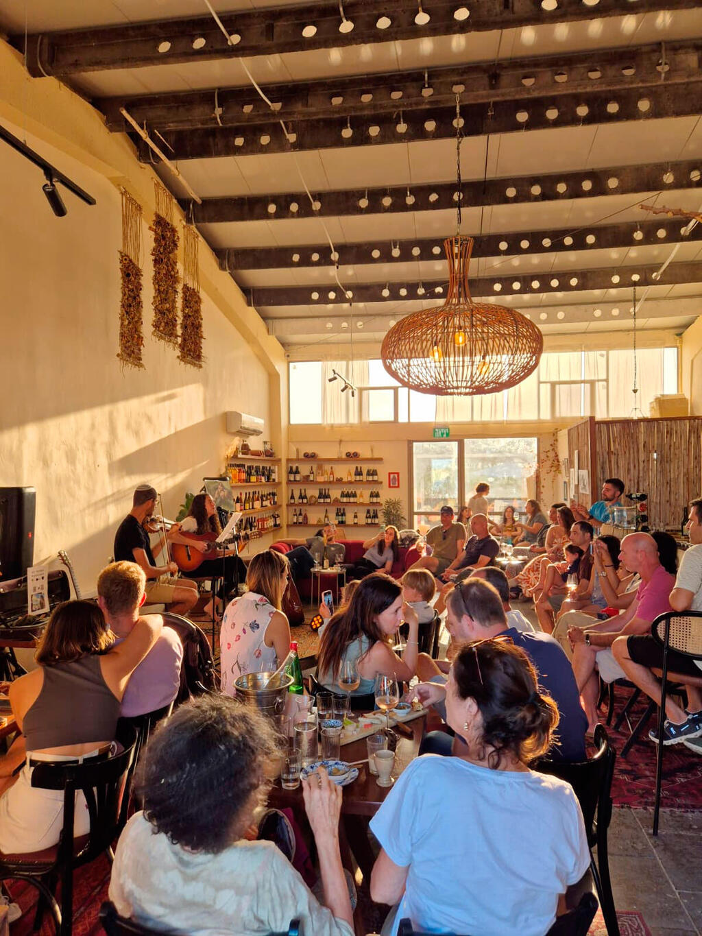 מדבר יין. כנראה הבר היחיד בארץ שמגיש רק תוצרת מקומית
(צילום: יעל שכטר/סיוון אברג'יל) PBTH בר מדבר יין מצפה רמון