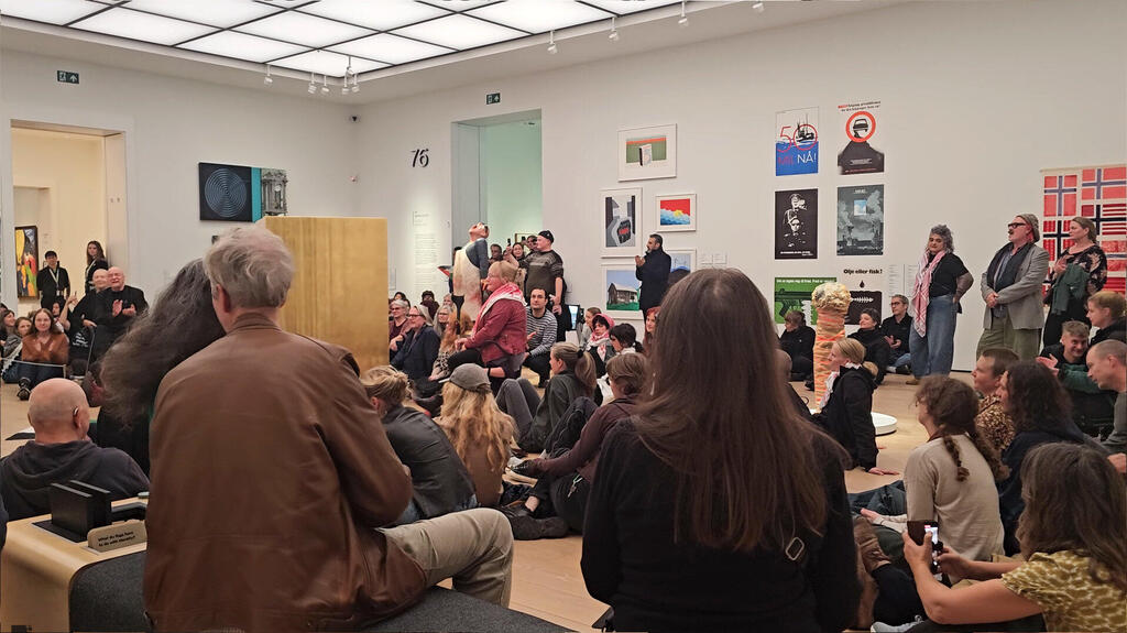 מחאה נגד יצירה של הישראלית נועה אשכול במוזיאון הלאומי של נורבגיה, באוקטובר. "מוסדות שרצו להציג אמנות ישראלית אמרו לי 'נצטרך שומר בכניסה, זה יקר מדי'" (צילום: VartOsloTV) מחאה נגד יצירה של הישראלית נועה אשכול במוזיאון הלאומי של נוברגיה, באוקטובר. "מוסדות שרצו להציג אמנות ישראלית אמרו לי 'נצטרך שומר בכניסה, זה יקר מדי'"