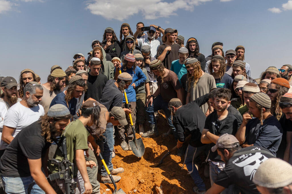 היצירה של איתי רון (צילום: איתי רון/הארץ) עדות מקומית יצירה של איתי רון