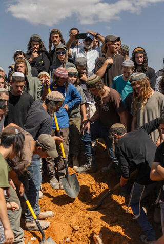 עדות מקומית יצירה של איתי רון