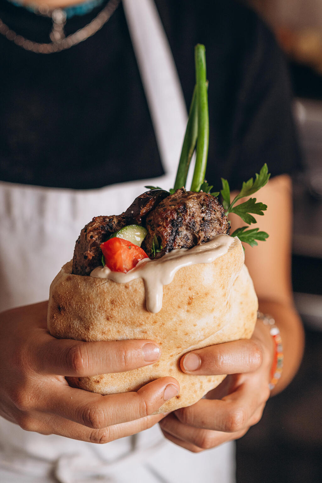 קבב בפיתה של רמונא. סלטים מפוארים ובשרים טעימים, אך יקרים (צילום: אסף קרלה) פנאי קבב בפיתה של רמונא