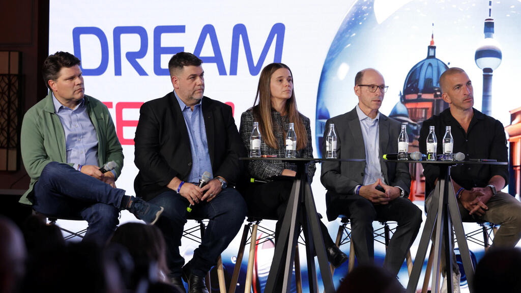 הלידרשיפ בורד באירוע ה־Dream Team, מימין : נמרוד כהן, שותף מנהל, TAU Ventures; עו"ד יובל הורן, ראש פרקטיקת הטכנולוגיה ומדעי החיים במשרד גורניצקי GNY; מיה אייזן צפריר, מנכ"לית לאומיטק; יוסי מלמד, יו״ר עמותת בוגרי ממר״ם; יאנס לפינסקי, מייסד ושותף מנהל, Angel Invest (צילום: אוראל כהן ) לידרשיפ בורד דרים טים