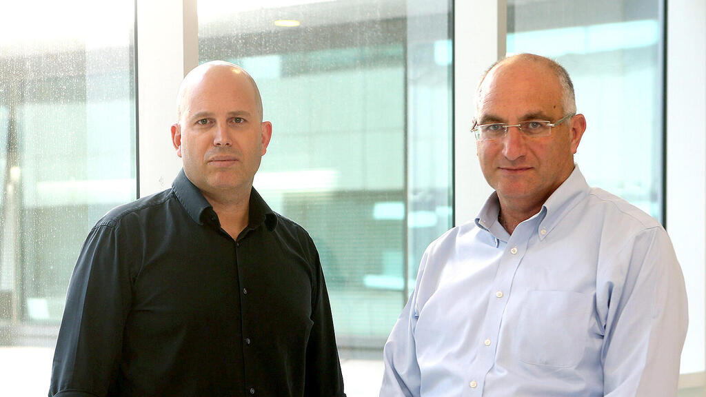 מימין: גל עמית ורפי ליפא. קידמו כיועצי השקעה את גיוס החוב של פסיפיק אוק ב־2015, ושל חברות זרות נוספות שכמה מהן כבר קרסו (צילום: נמרוד גליקמן) מימין גל עמית ו רפי ליפא יועצי השקעות