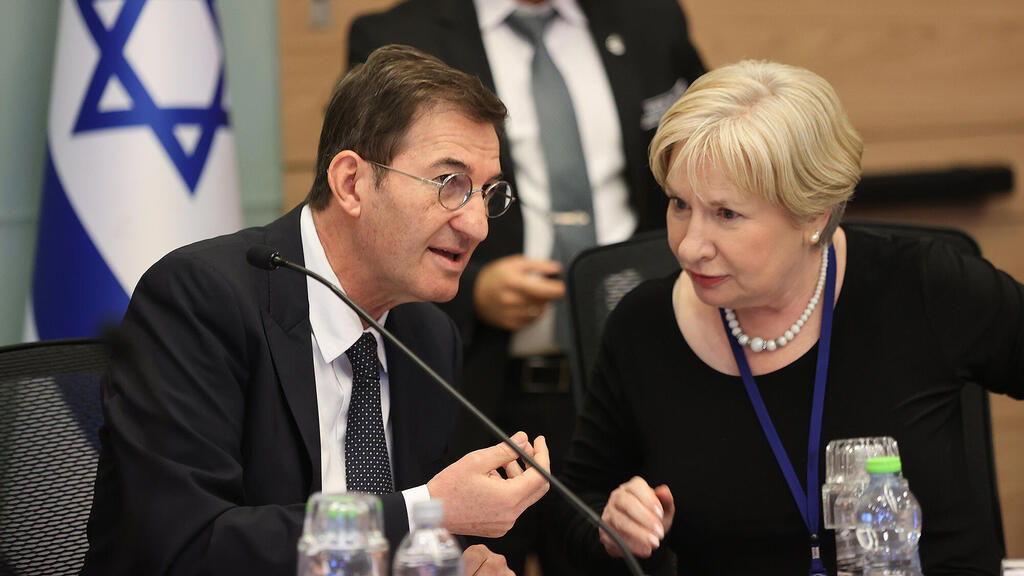 יועמ"שית ועדת חוץ וביטחון מירי פרנקל שור ויו"ר הוועדה בועז ביסמוט. יותר מ־80 ישיבות של ועדת החוץ והביטחון עד כה (צילום: אלכס קולומויסקי) מימין יועמ"שית ועדת חוץ וביטחון מירי פרנקל שור ויו"ר הוועדה בועז ביסמוט בדיון בשבוע שעבר