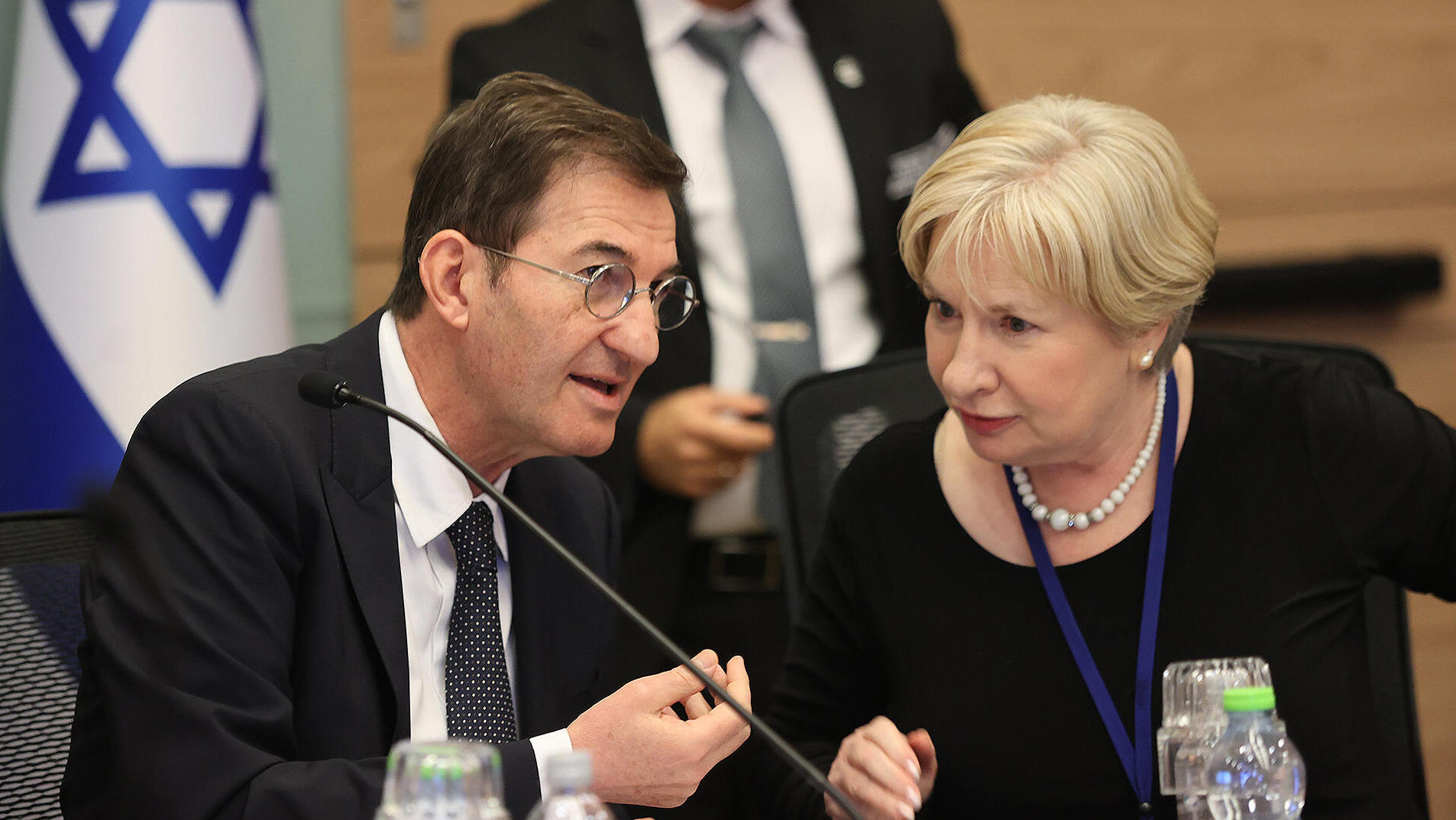 מימין יועמ"שית ועדת חוץ וביטחון מירי פרנקל שור ויו"ר הוועדה בועז ביסמוט בדיון בשבוע שעבר