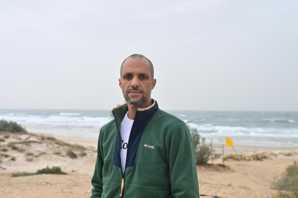 סמי אל־עלי. "אחרי שזכיתי היו לי דמעות בעיניים, אמרתי 'אולי סוף סוף תהיה לי דירה'. אבל גררו אותנו שנתיים, וכשהגיע רגע החתימה לא היו מוכנים לחכות לי אפילו שבועיים. הכל מסודר ככה שתיפול" (צילום: שרון צור) סמי אל־עלי. "אחרי שזכיתי היו לי דמעות בעיניים, אמרתי 'אולי סוף סוף תהיה לי דירה'. אבל גררו אותנו שנתיים, וכשהגיע רגע החתימה לא היו מוכנים לחכות לי אפילו שבועיים. הכל מסודר ככה שתיפול"