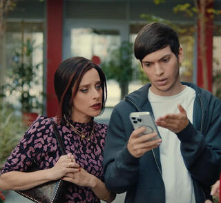 מתוך הקמפיין החדש של בנק הפועלים. לבנקים לקח לא מעט זמן לשים לב שהצעירים כבר לא משקיעים דרכם