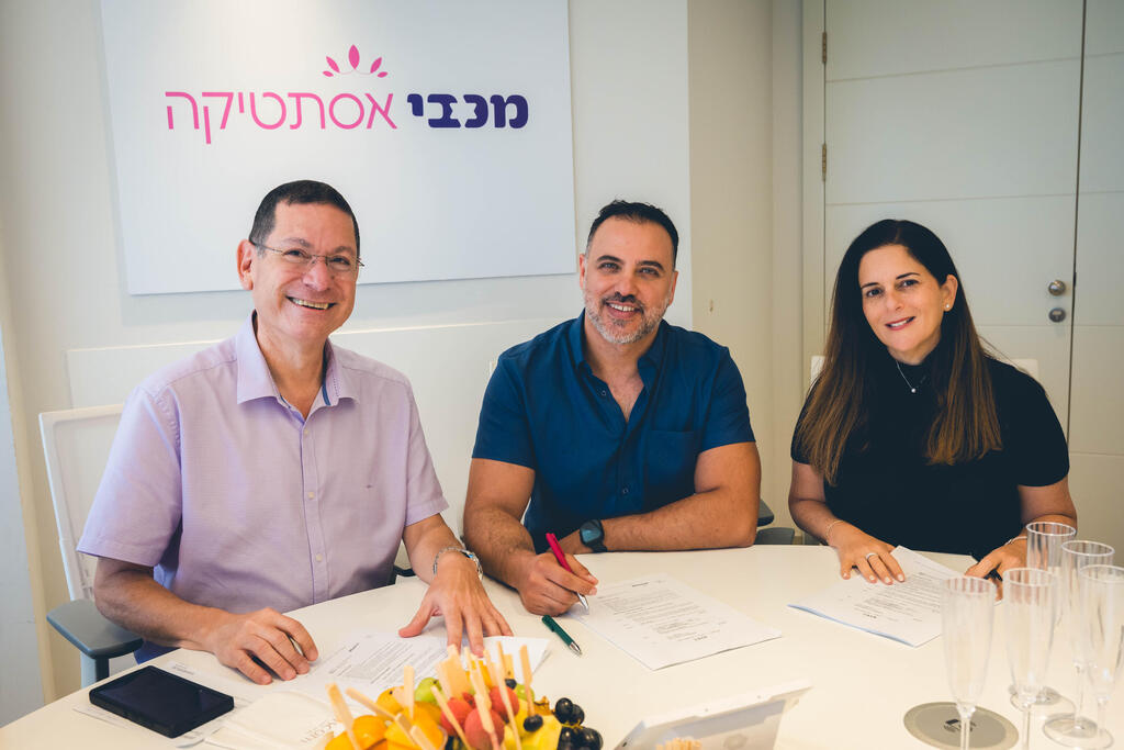 טוני כהן, מנכ"לית מכבי אסתטיקה, ד"ר מחמוד זידאן, אלי פסח, מנהל מכבי אסתטיקה (צילום: נטע שני) טוני כהן, מנכ"לית מכבי אסתטיקה, ד"ר מחמוד זידאן, אלי פסח, מנהל מכבי אסתטיקה