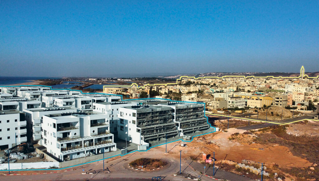 בתי ג'סר (מימין) ובתי טורקיז (משמאל). "הוא מעט יקימו בניינים שיסתירו את ג'סר. לא תראה אותה בכלל, רק ים, בתים יהודיים ואת קיסריה"