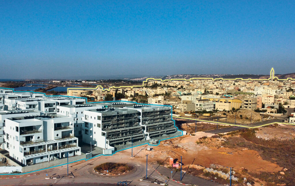 בתי ג'סר (מימין) ובתי טורקיז (משמאל). "עוד מעט יקימו בניינים שיסתירו את ג'סר. לא תראה אותה בכלל, רק ים, בתים יהודיים ואת קיסריה" בתי ג'סר (מימין) ובתי טורקיז (משמאל). "הוא מעט יקימו בניינים שיסתירו את ג'סר. לא תראה אותה בכלל, רק ים, בתים יהודיים ואת קיסריה"