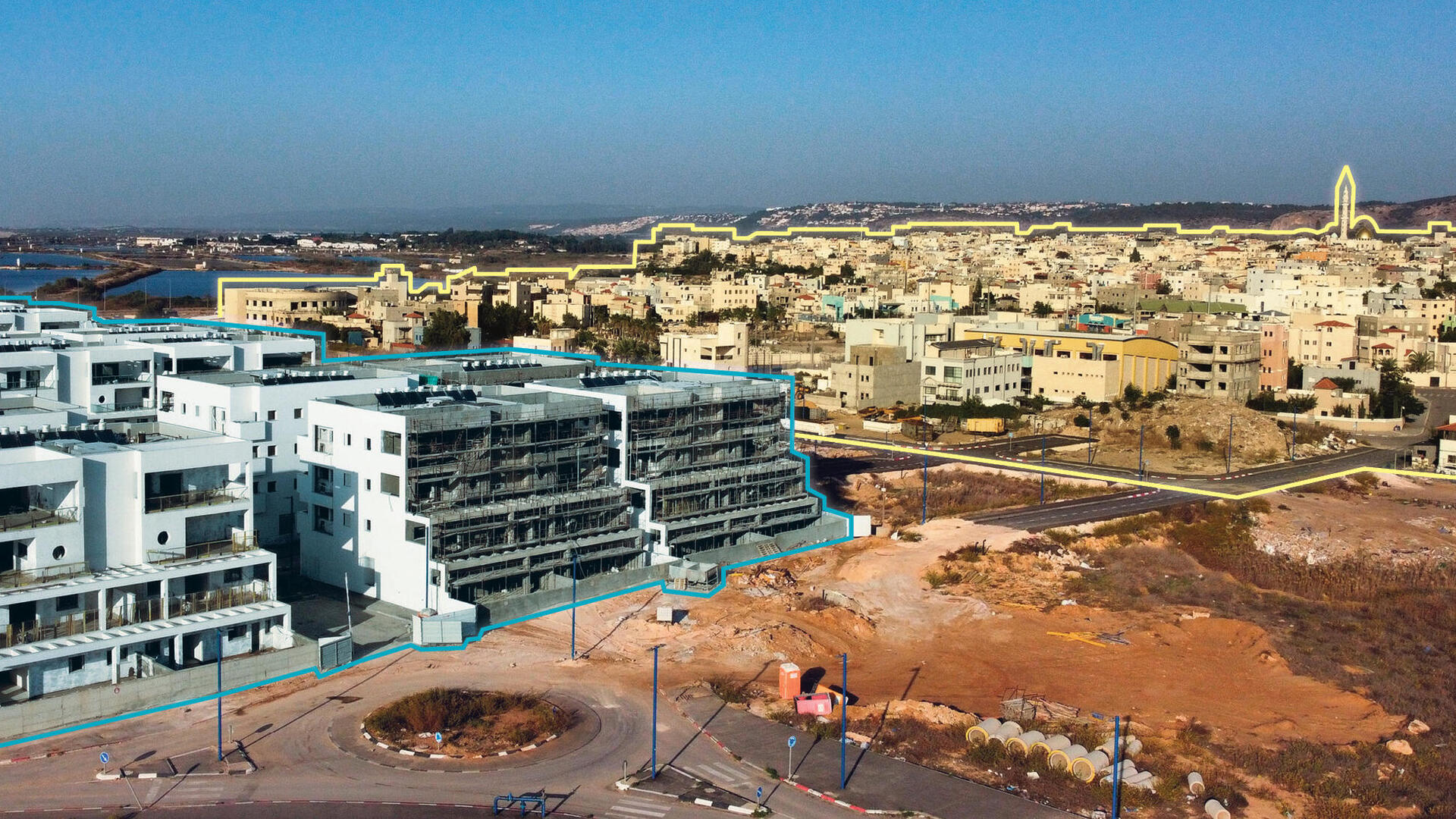 בתי ג'סר (מימין) ובתי טורקיז (משמאל). "הוא מעט יקימו בניינים שיסתירו את ג'סר. לא תראה אותה בכלל, רק ים, בתים יהודיים ואת קיסריה"