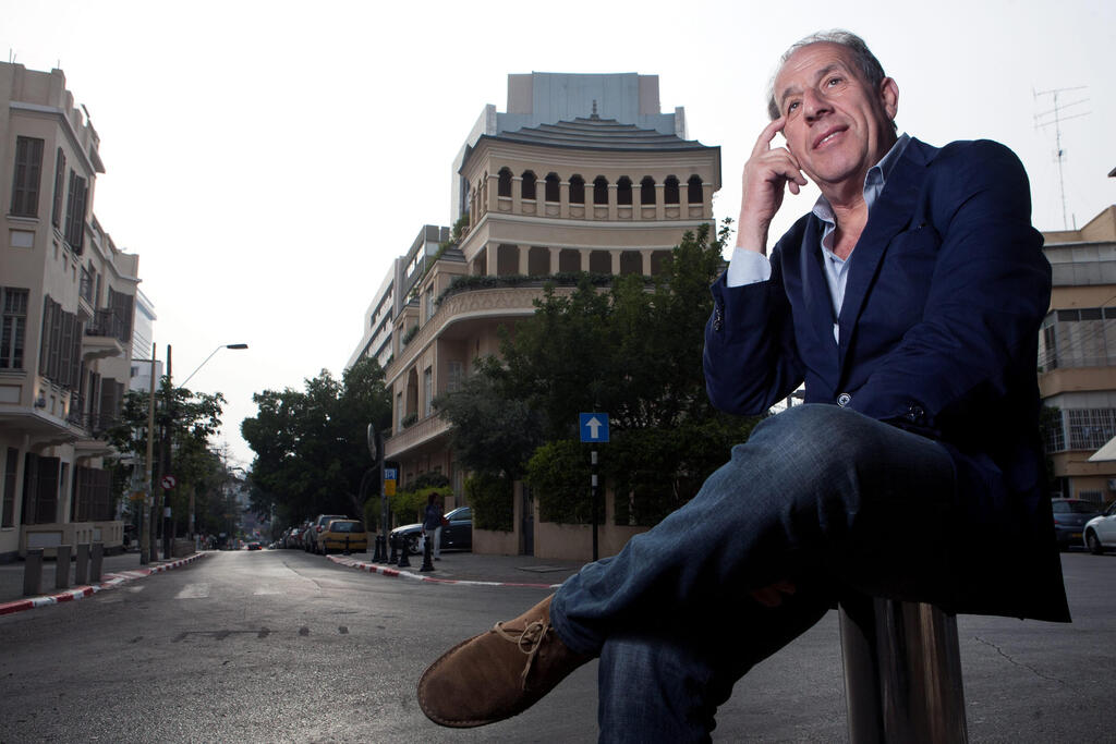 רוברט וייל על רקע בית הפגודה שלו בתל אביב. "אבא שלי ואני מרגישים אחריות עצומה כלפי גופים שתלויים בנו, זה לחץ אמיתי" (צילום: תומי הרפז) רוברט וייל על רקע בית הפגודה שלו בתל אביב. "אבא שלי ואני מרגישים אחריות עצומה כלפי גופים שתלויים בנו, זה לחץ אמיתי"