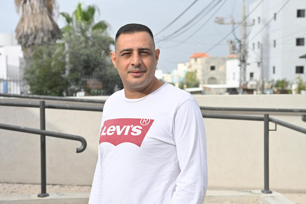 חמדאן ג'רבאן. "אני מסודר, עובד, קיבלתי משכנתא והיה לי הון עצמי, אבל לרוב התושבים אין איך לגור בפרויקט הזה" (צילום: שרון צור) חמדאן ג'רבאן. "אני מסודר, עובד, קיבלתי משכנתא והיה לי הון עצמי, אבל לרוב התושבים אין איך לגור בפרויקט הזה"